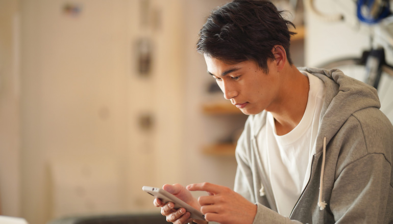 スマホを操作している