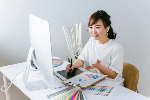 求人広告を作っている女性